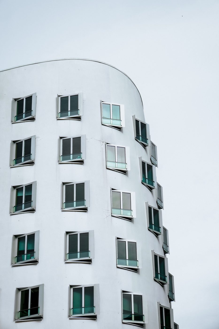 Moderne Wohnfassade mit charakteristischer Architektur