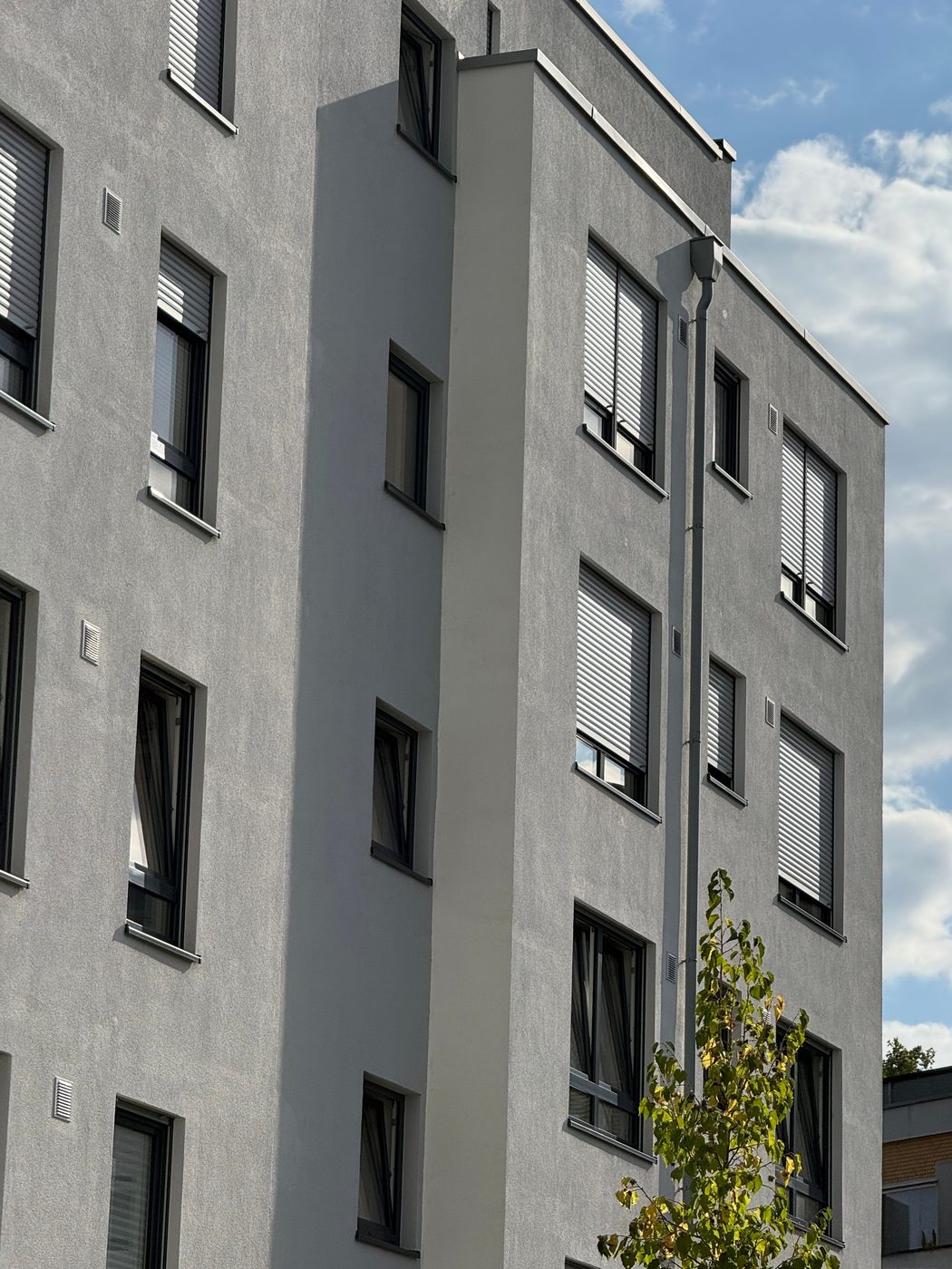 Modernes Wohngebäude mit gepflegter Fassade